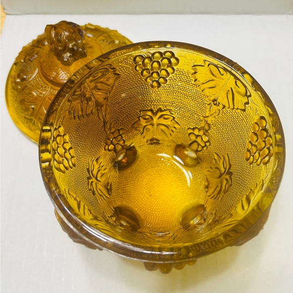 Vintage candy dish, covered & footed.  Amber color is great. Grape harvest. - Picture 3 of 6